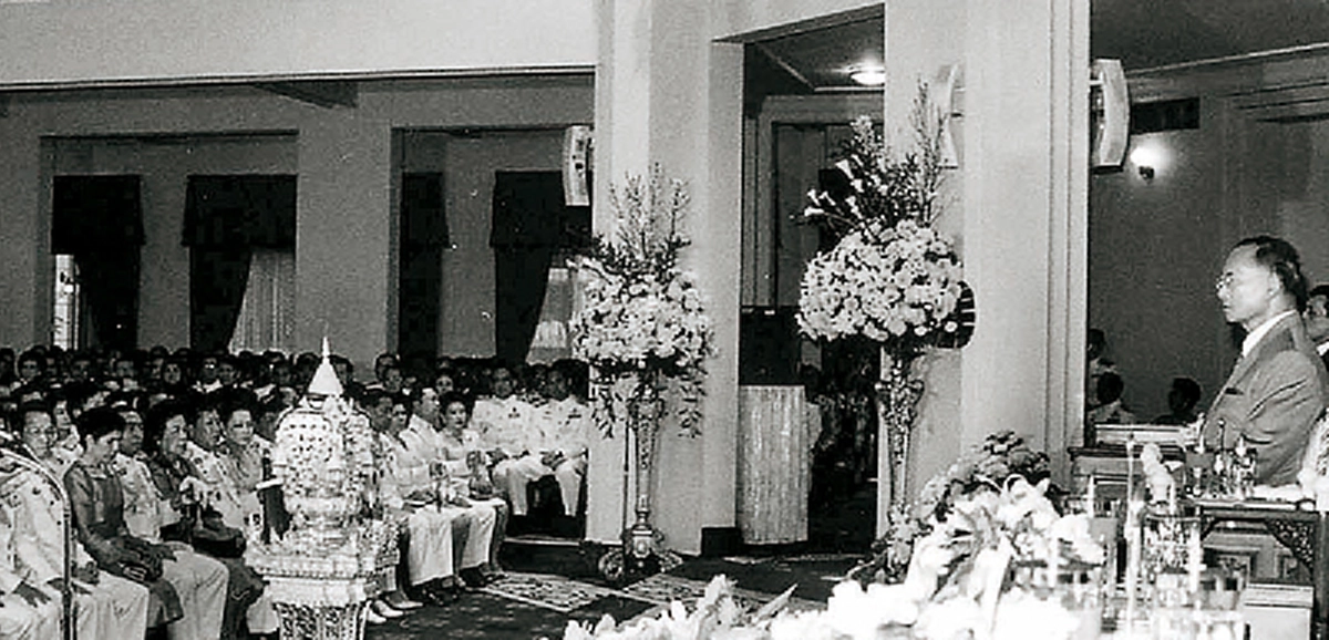 "แค่การนำดอกไม้ไปไหว้พระก็เป็นมองเป็นธรรมะ" จากธรรมที่ในหลวงรัชกาลที่ 9 พระราชทานไว้แก่คนไทย