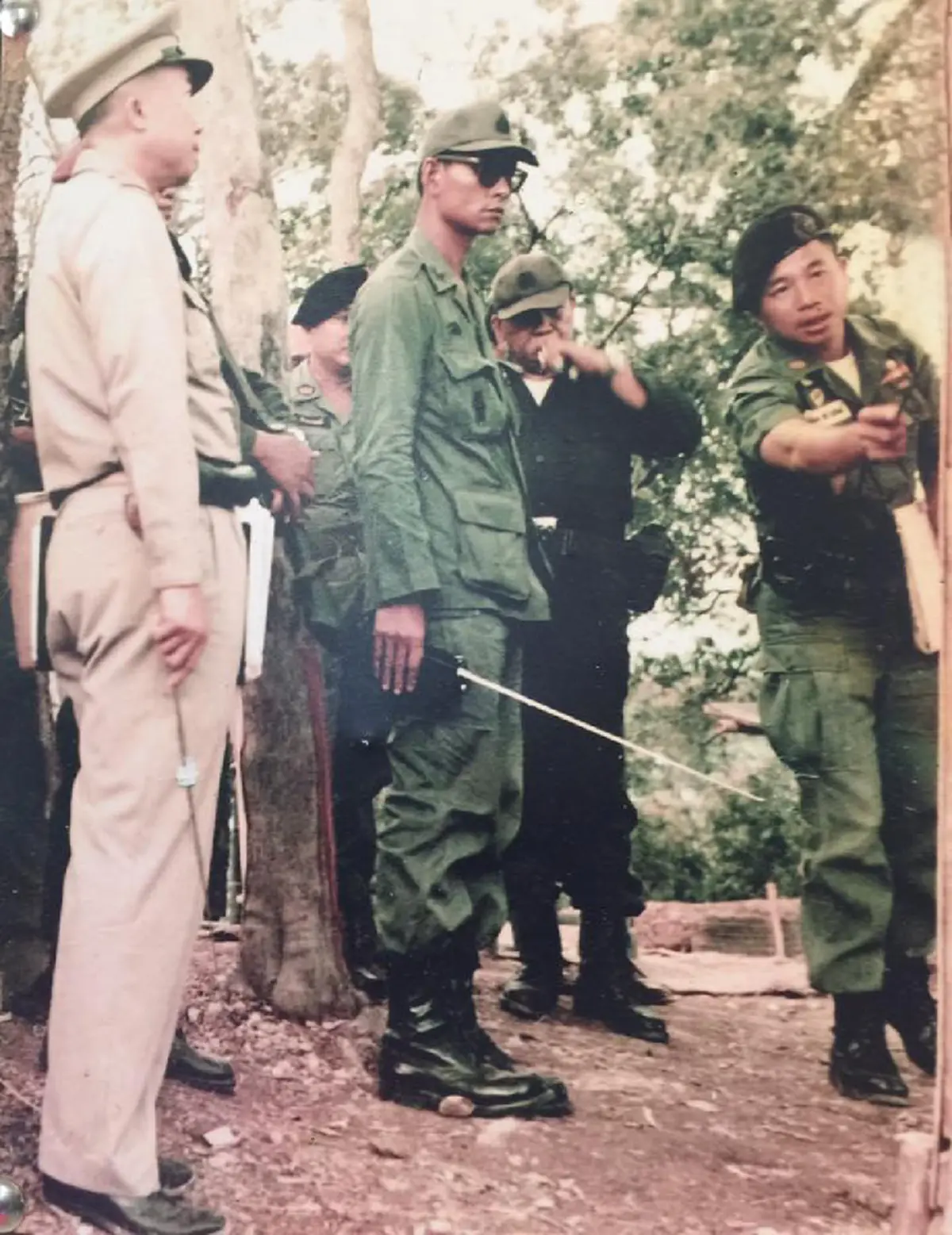 ยังอยู่ในความทรงจำ...ตามรอยพระบาท "ในหลวง ร.9" เมื่อครั้ง เสด็จเยี่ยมฐานทหาร ท่ามกลางการถูกผู้ก่อการร้ายคอมมิวนิสต์โจมตี (ชมภาพ)