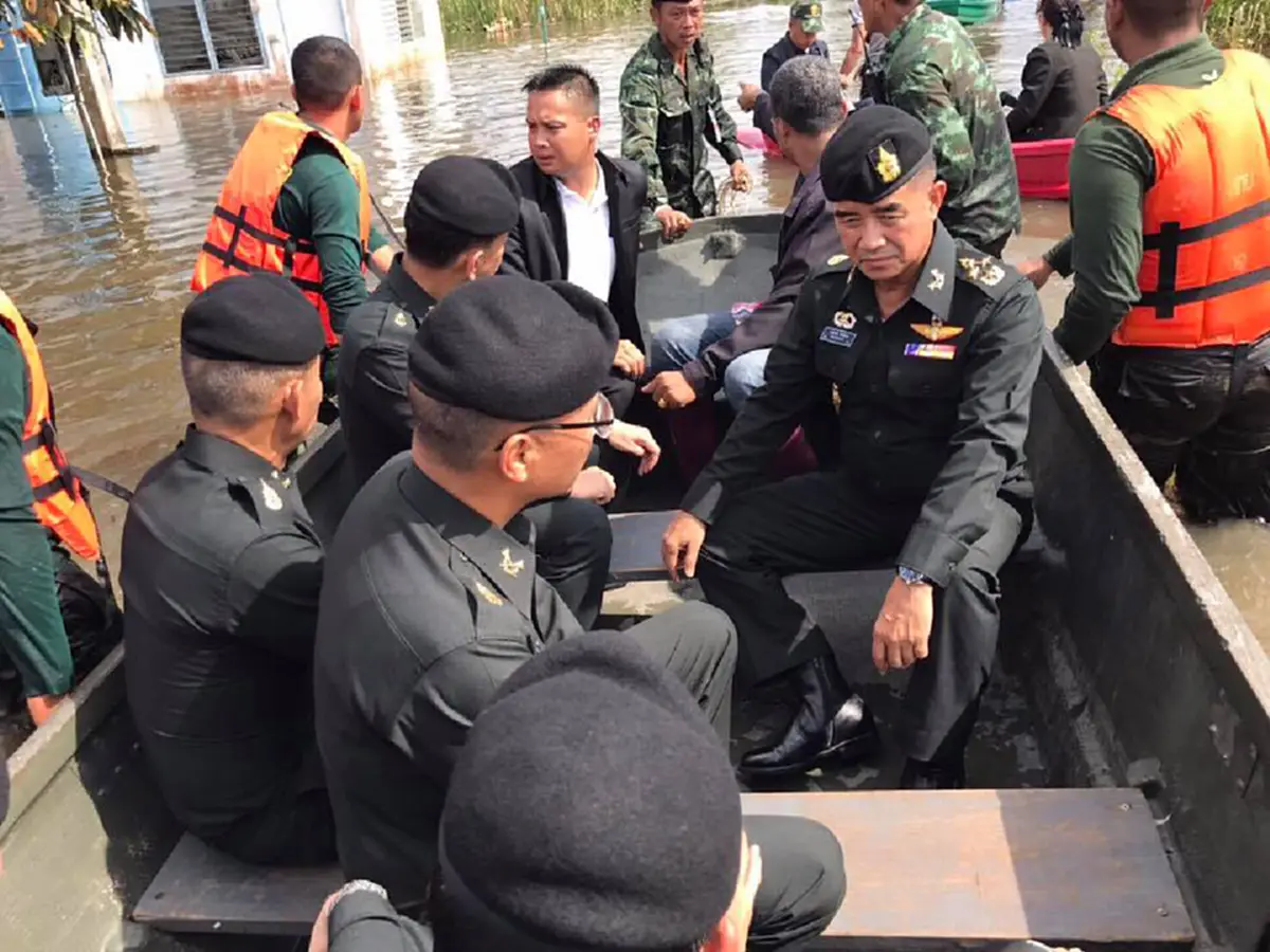 เป็นห่วงประชาชน!!! นายกฯ ส่ง "บิ๊กเจี๊ยบ" ผบ.ทบ. ลงใต้ดูแลประชาชนจากเหตุการณ์น้ำท่วม (ภาพ+รายละเอียด)