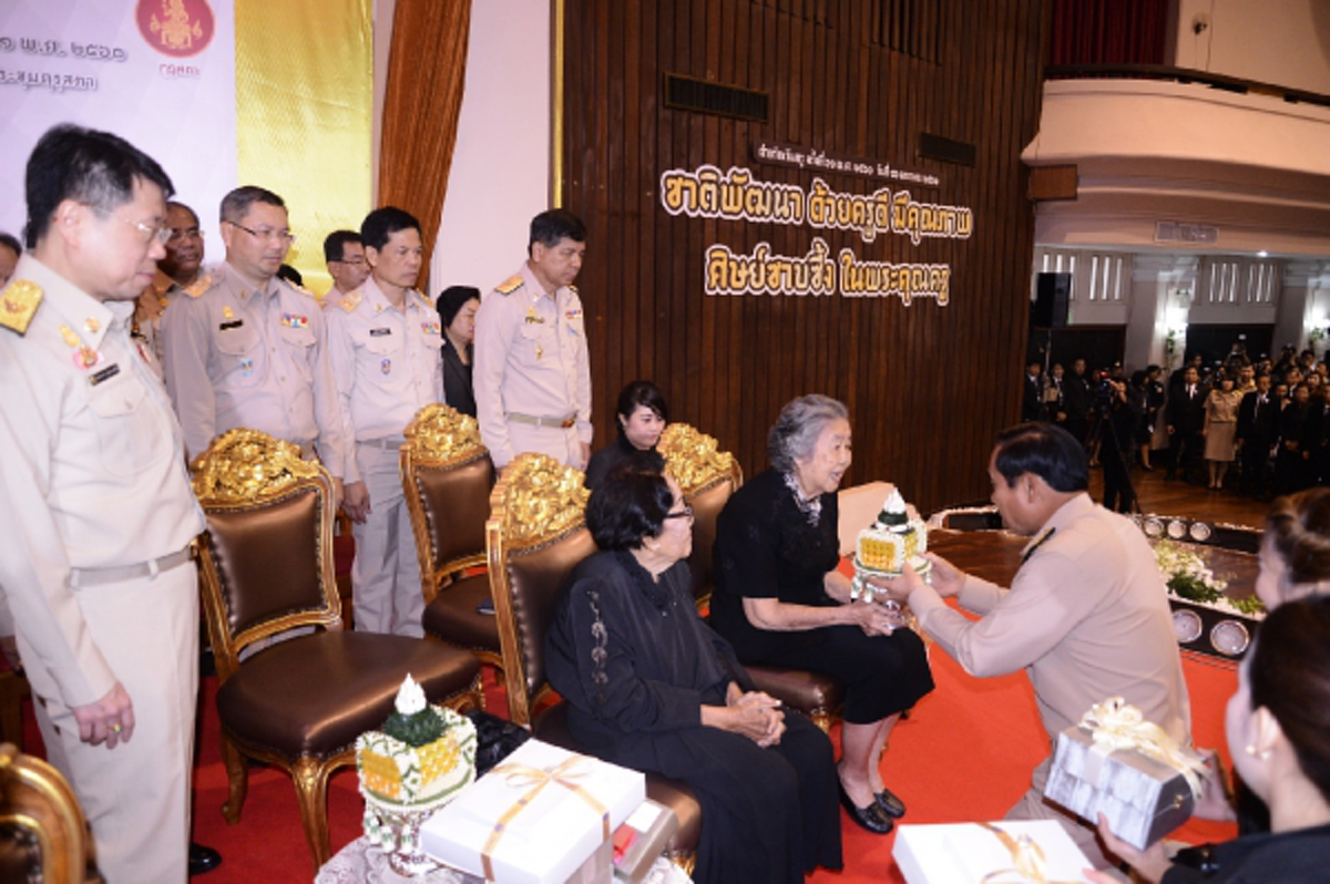 ปฏิรูปให้กับเด็ก !!! "พล.อ.ประยุทธ์" ฝากข้อคิดให้ครู ...พัฒนากระบวนการคิด ให้เกิดประโยชน์ต่อสังคม (รายละเอียด)