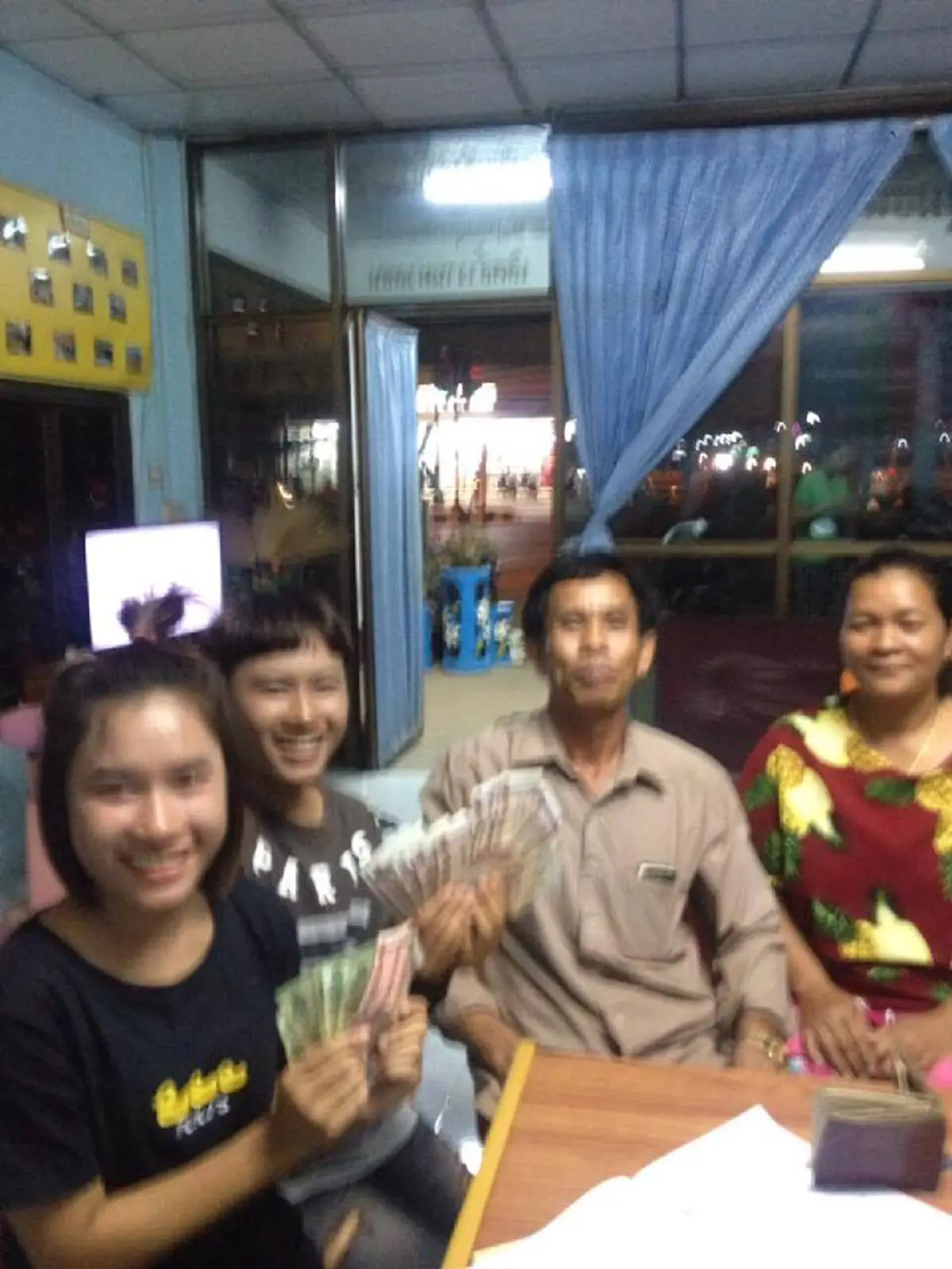 คนดีต้องโปรโมท!!! "พลเมืองดี ฝาแฝด" เก็บกระเป๋าสตางค์ได้ พบเงินจำนวนไม่น้อย แต่ไม่คิดจะเก็บไว้  รีบหาทางติดต่อเจ้าของจนพบ (รายละเอียด)