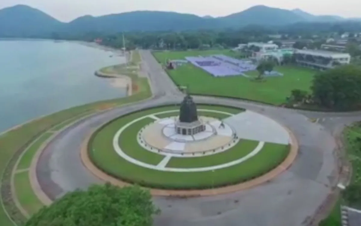 นิ่ง และ เป๊ะ มาก!!!  "นาวิกโยธิน กองทัพเรือ" แปรอักษรเป็นข้อความตอนหนึ่งของ"บทเพลงมาร์ชพระราชทาน" สวยงามมาก (ชมคลิป)