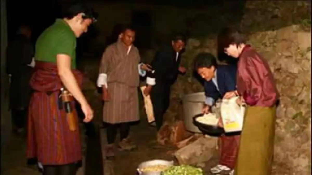 เผยภาพสุดประทับใจ !!!! พระราชกรณียกิจ "สมเด็จพระราชาธิบดีจิกมี " แห่งภูฏาน ...เข้าครัว ติดดิน พระจริยวัตรงามไม่เปลี่ยน (มีภาพ)