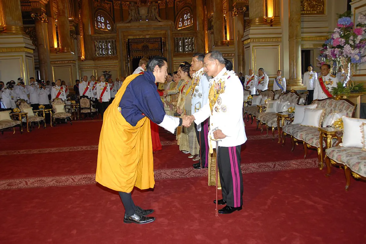 เผยภาพสุดประทับใจ !!!! พระราชกรณียกิจ "สมเด็จพระราชาธิบดีจิกมี " แห่งภูฏาน ...เข้าครัว ติดดิน พระจริยวัตรงามไม่เปลี่ยน (มีภาพ)