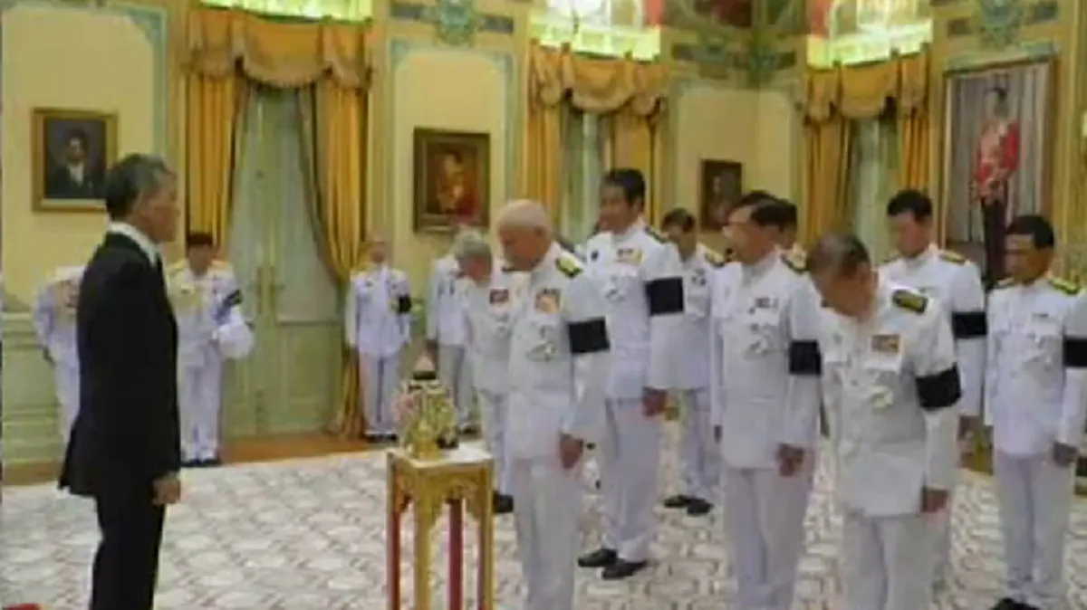 สมเด็จพระเจ้าอยู่หัว ทรงตรัส "ขอบใจที่มาช่วยงาน และขอบคุณได้ป๋ามาเป็นประธาน ก็อุ่นใจแล้วในพิธีให้องคมนตรีเข้าเฝ้าถวายสัตย์ปฏิญาณ ก่อนทำหน้าที่
