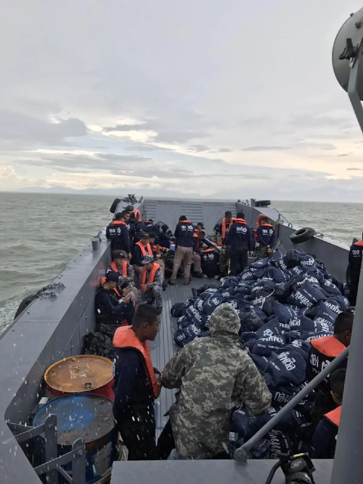 เขี้ยวเล็บทัพเรือไทย!!!ทำความรู้จัก"ร.ล.อ่างทอง" ฐานปฏิบัติการลอยน้ำกับภารกิจช่วยพี่น้องชาวใต้พ้นทุกข์น้ำท่วม