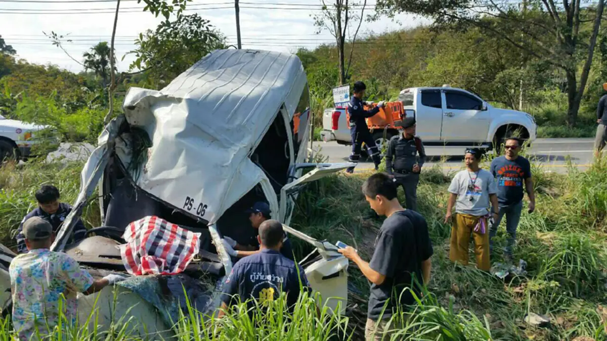 สยอง ซ้ำซาก!! "รถตู้เมืองจันท์" ยางระเบิด พุ่งตกร่องถนนสายมรณะ 25 ศพ มีตาย-เจ็บระนาว ตร.ตรวจพบหลักฐานเด็ด กล้าวิ่งมาได้ยังไง!?
