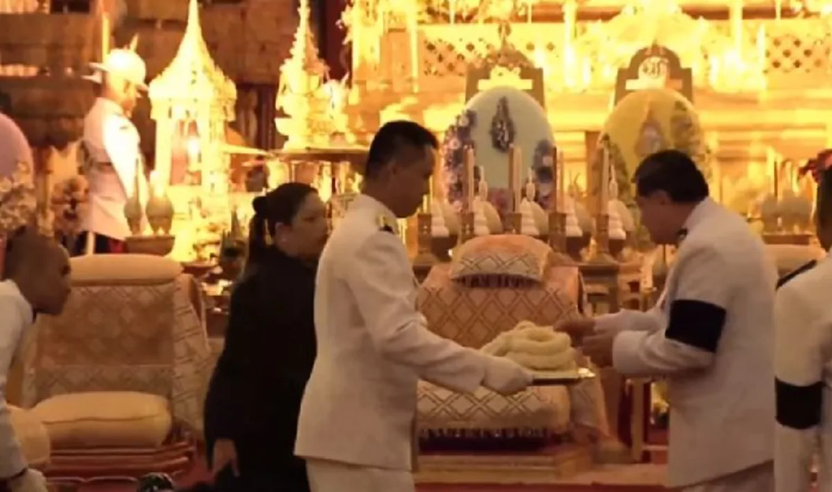 "พระองค์เจ้าสิริภาจุฑาภรณ์"  เสด็จพร้อม พระบิดา "น.อ.วีระยุทธ" สวดพระอภิธรรมพระบรมศพ