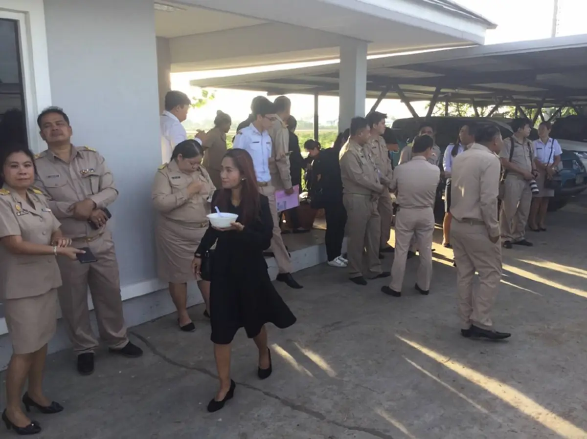 ทำความเข้าใจ!!! นายกลงพื้นที่ปทุมธานี ยืนยันสินค้าเกษตรตกต่ำ ไม่ได้เป็นผลมาจาก การยึดอำนาจของคสช.