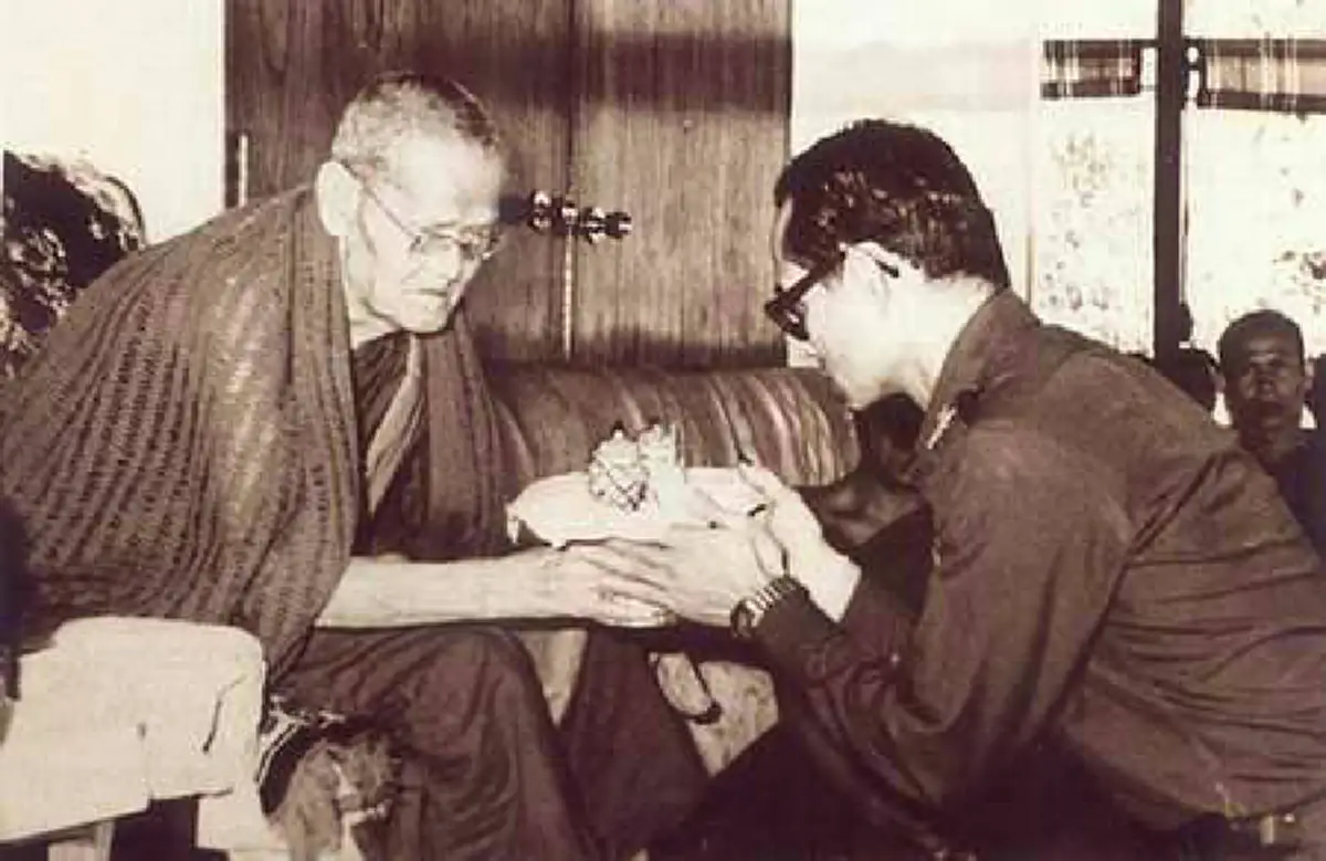 " สาธุๆ " ยกมือท่วมหัวประวัติและประสบการณ์อภินิหารหลวงปู่ขาววัดถ้ำกลองเพลต่อในหลวงและพระราชินี