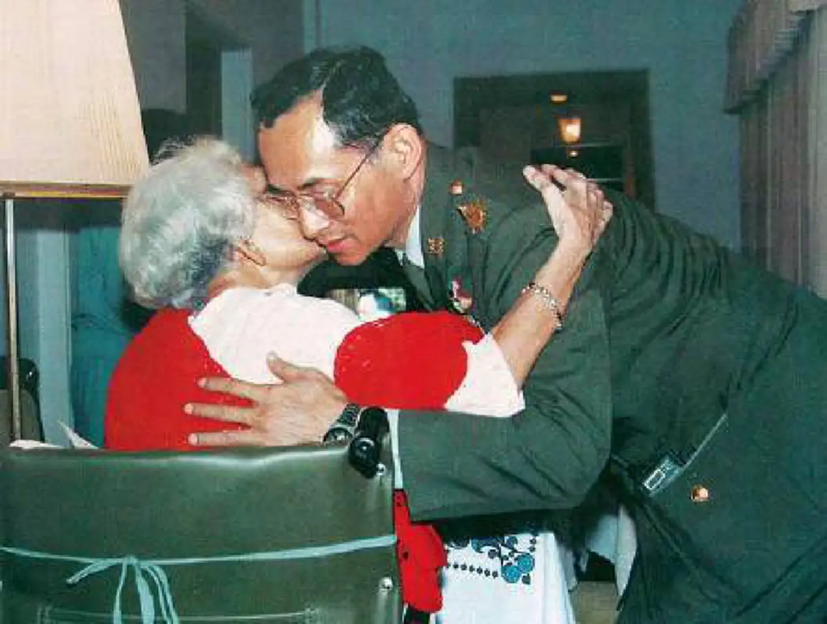 ปรากฏการณ์ธรรมชาติ กลุ่มก้อนเมฆก่อตัวคล้ายพระบรมฉายาลักษณ์ของในหลวงร.9นั่งคุกเข่าโอบกอดสมเด็จย่าฯ ขอพระองค์เสด็จสู่สวรรคาลัย