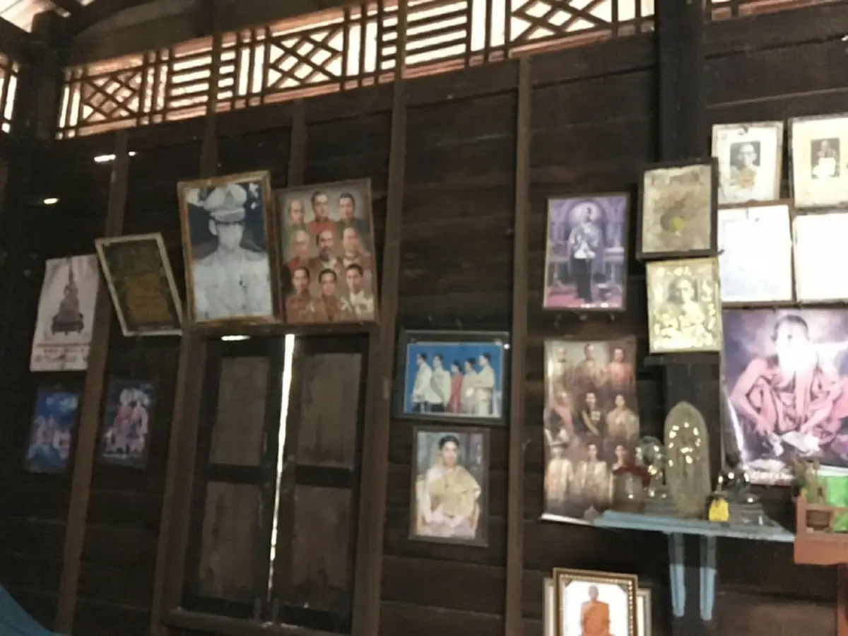 สำนึกในพระมหากรุณาธิคุณอย่างล้นพ้น !! คุณตาวัย 81 ปี สะสมปฏิทินที่มีรูปในหลวง แปะตามฝาบ้านกว่า 200 รูป เป็นเวลา 20 ปี (ภาพชุด)