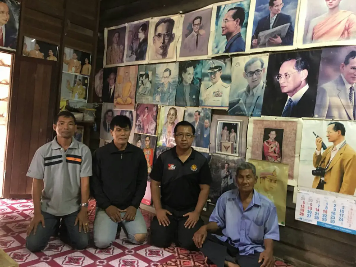 สำนึกในพระมหากรุณาธิคุณอย่างล้นพ้น !! คุณตาวัย 81 ปี สะสมปฏิทินที่มีรูปในหลวง แปะตามฝาบ้านกว่า 200 รูป เป็นเวลา 20 ปี (ภาพชุด)