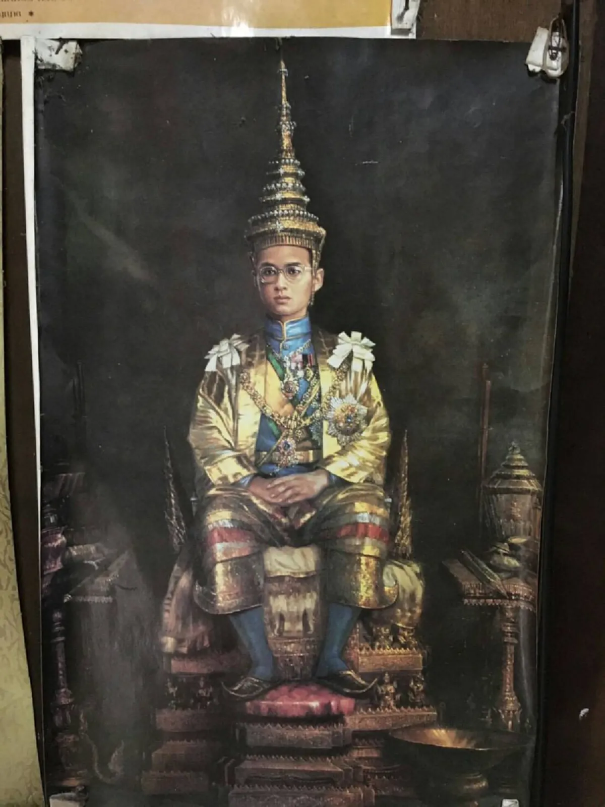 สำนึกในพระมหากรุณาธิคุณอย่างล้นพ้น !! คุณตาวัย 81 ปี สะสมปฏิทินที่มีรูปในหลวง แปะตามฝาบ้านกว่า 200 รูป เป็นเวลา 20 ปี (ภาพชุด)