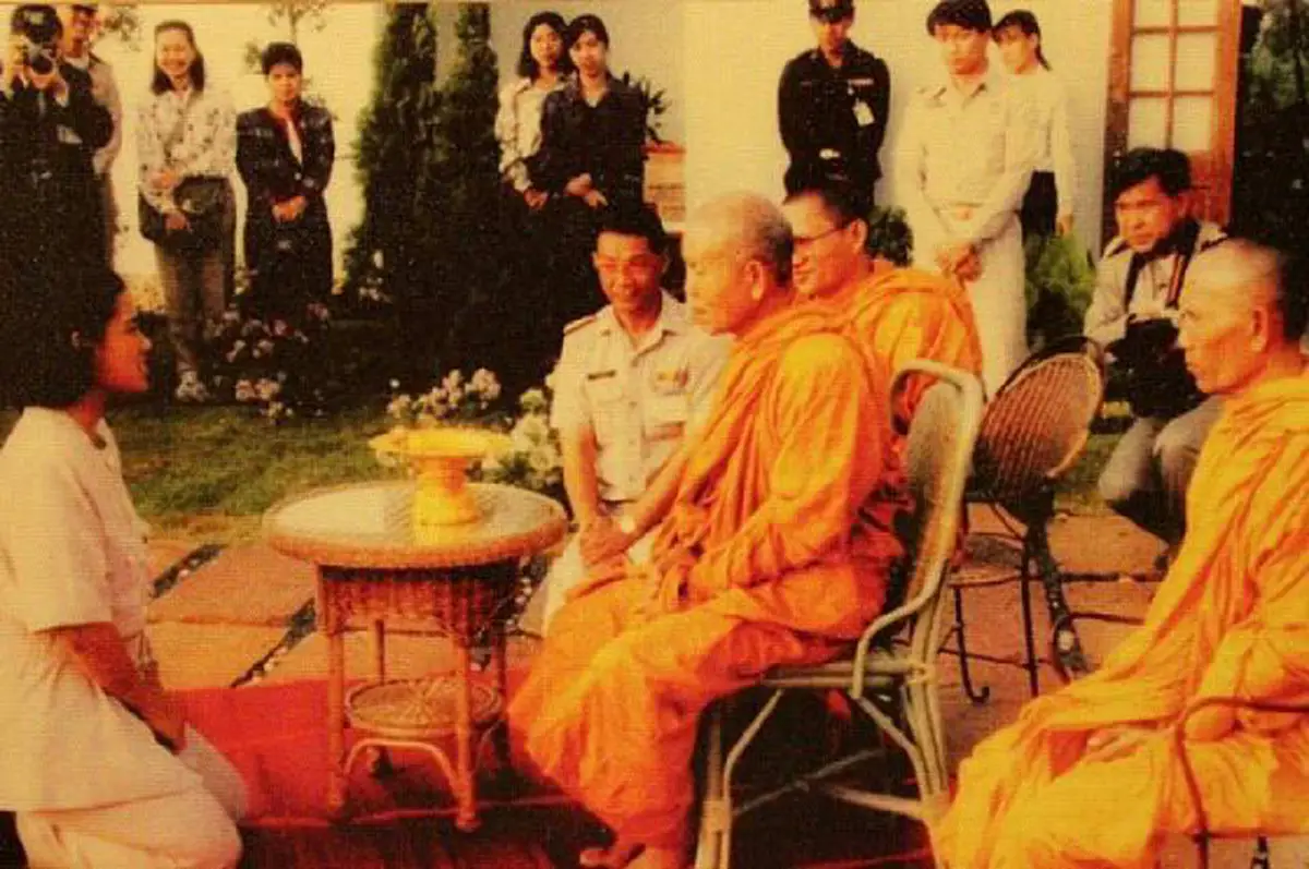 "ด้วยพระบารมี"บทความประทับใจ เมื่อครั้ง"ในหลวง"ทรงเสด็จ สนทนาธรรมกับหลวงพ่อคูณ ปริสุทโธ วัดบ้านไร่ยกมือท่วมหัวสาธุๆ