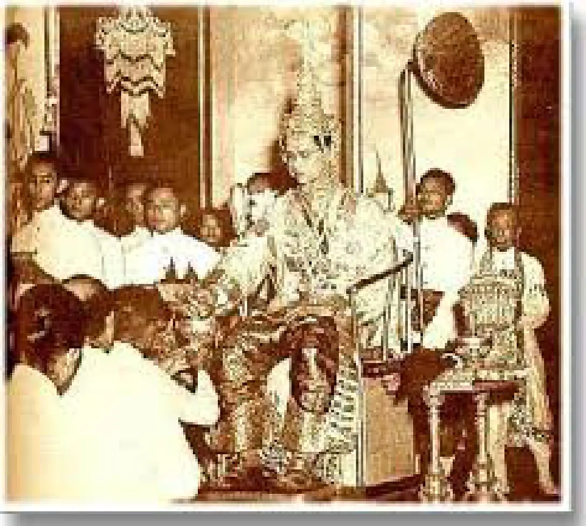 เราจะครองแผ่นดินโดยธรรมเพื่อประโยชน์สุขแห่งมหาชนชาวสยาม!...พระปฐมบรมราชโองการพระบาทสมเด็จพระเจ้าอยู่หัวฯ...ที่เรามิอาจลืม...