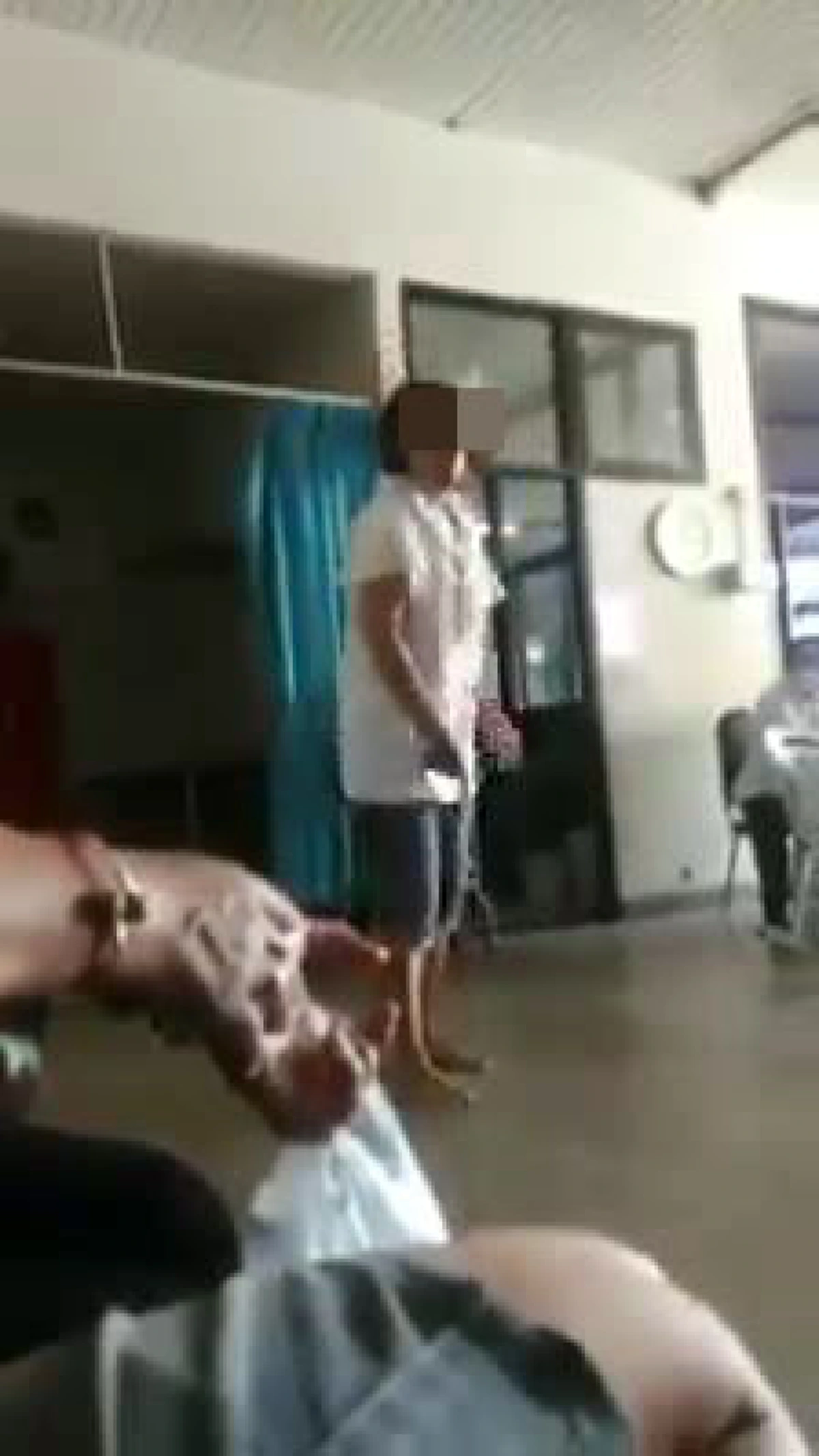 สดๆร้อนๆ!! คลิป "มนุษย์ป้า" คลั่งหนัก ตะโกนสั่ง "กราบกู เดี๋ยวนี้"  ยิ่งตอนจบ โคตรพีค เล่นเอามึนตึ๊บทั้งโรงพยาบาล! (มีคลิป)