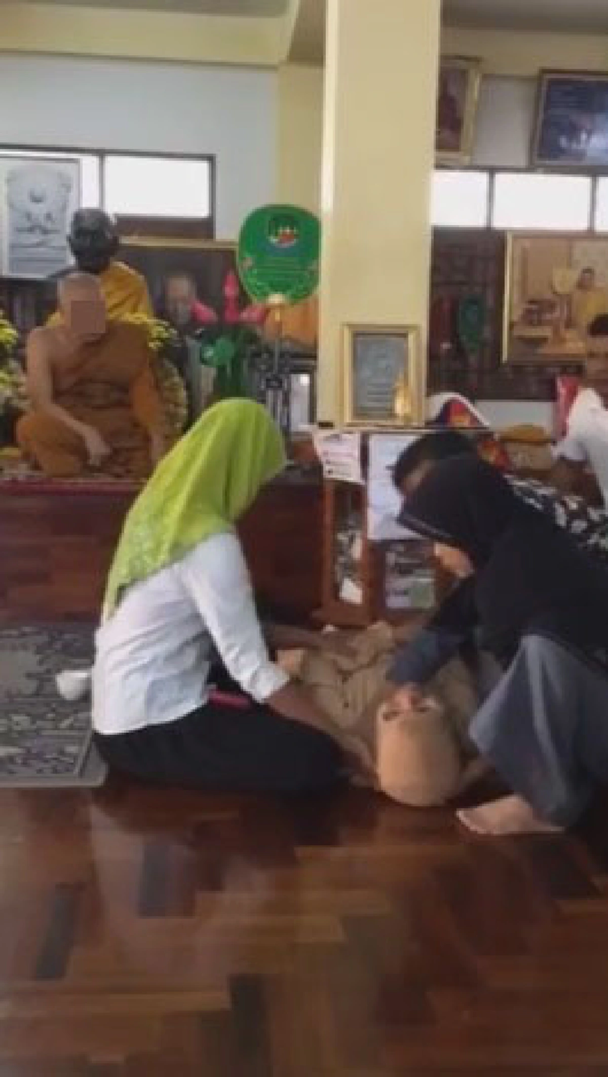 สุดสะพรึง!! "2 สาวมุสลิม" หามเพื่อนมาวัด ให้เจ้าอาวาสทำพิธีไล่คุณไสยกันสดๆ ใครได้เห็นถึงกับขนลุก เกิดมายังไม่เคยเจอ!!