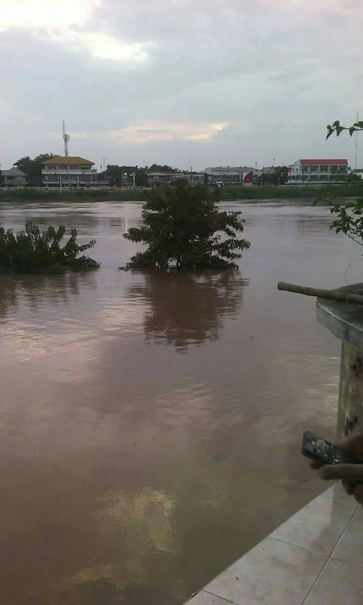 ผู้ว่าฯเมืองสิงห์ สั่งเตรียมความพร้อม หลังเขื่อนเจ้าพระยาปล่อยน้ำเพิ่ม  ชุมชนริมฝั่งเริ่มมีน้ำเอ่อเข้าพื้นที่แล้ว