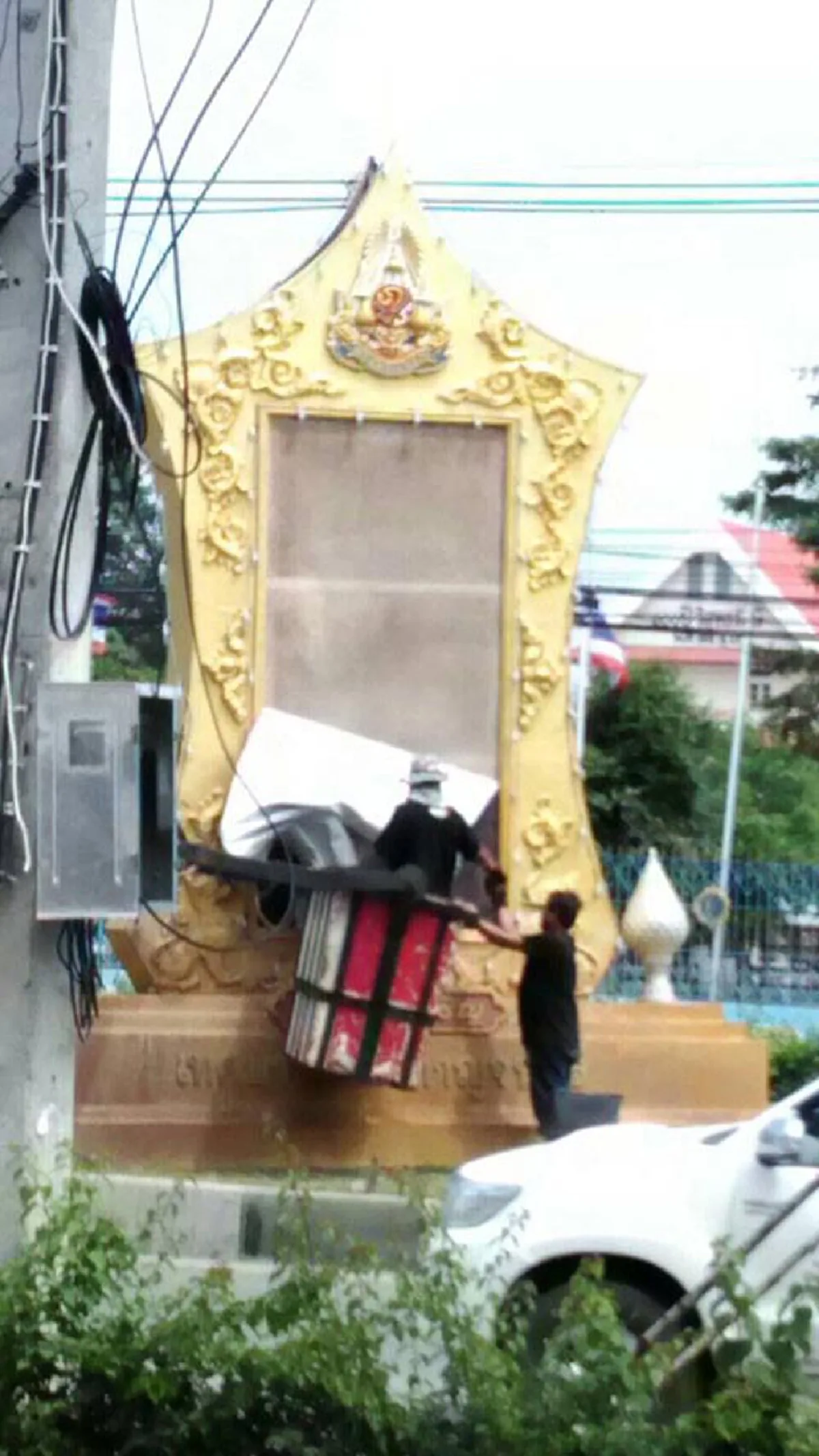 ทำใจไม่ได้...ชายแกะภาพพระบรมฉายาลักษณ์ของในหลวง ร.9 แกะไป...ร้องไห้ไป