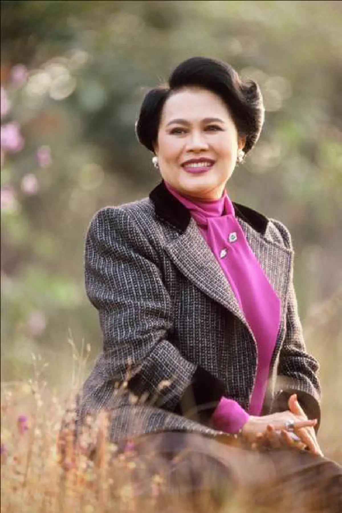 เก็บไว้ในวามทรงจำ.. พระอารมณ์ขัน "ในหลวง ร.9" กับที่มาของดอกไม้ป่าชื่อ "สิริฉงน" ที่อ่านแล้วอยากย้อนเวลากลับคืน!!