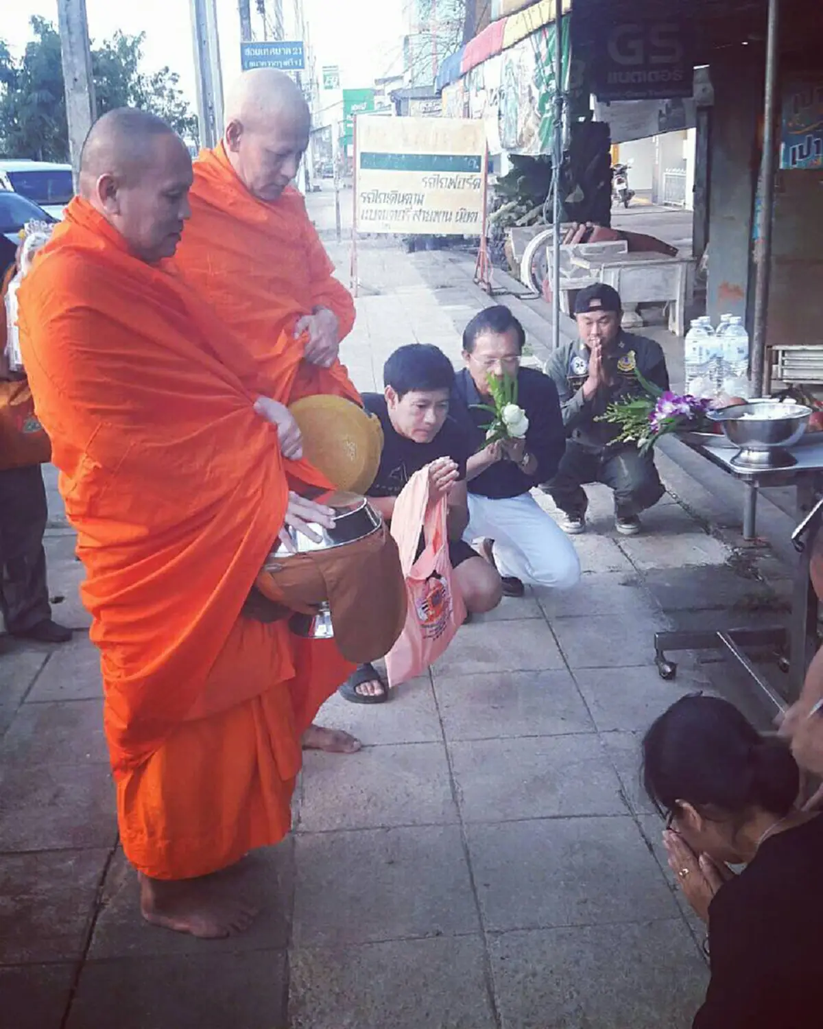 อนุโมทนาบุญ!! ชาวเพชรบูรณ์ประหลาดใจเช้านี้เจอพระใหม่หน้าคุ้น "หลวงพี่บิณฑ์" เดินบาตรพร้อมลูกศิษย์แฝดน้อง หลังอุปสมบทถวายกุศล "องค์พ่อหลวง"