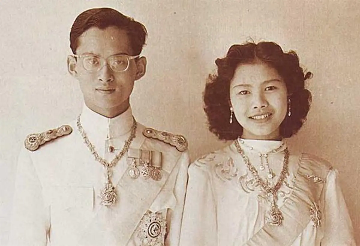 คู่บุญ บารมีจักรีเกริกฟ้า.. เก็บบันทึกไว้ในความทรงจำ ภาพหนังสือพิมพ์ยุคเก่าประกาศข่าวหมั้น ในหลวงร.9 - ราชินี