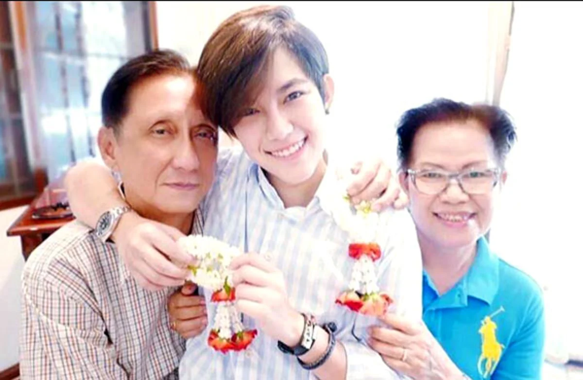คิดถึงสุดหัวใจ!!! ติ๊นาโพสต์รูปครอบครัวเนื่องในวันคล้ายวันเกิดคุณพ่อ กับข้อความสุดเศร้าสะเทือนใจสุดๆ