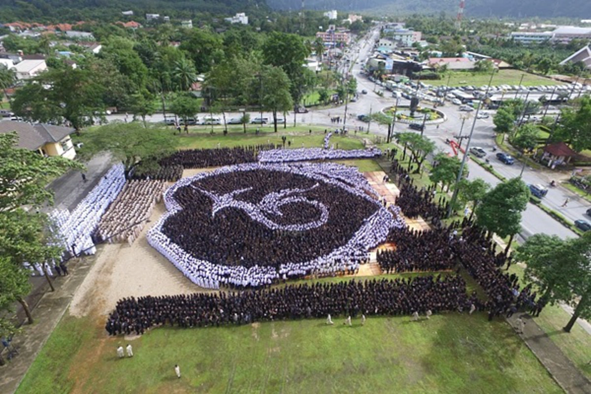 ชาวพังงารวมใจ!! "แปรอักษรเลข ๙ รูปหัวใจ" ถวายความอาลัย ในหลวง ร.๙ สำนึกในพระมหากรุณาธิคุณครั้งเสด็จศาลากลางจังหวัด