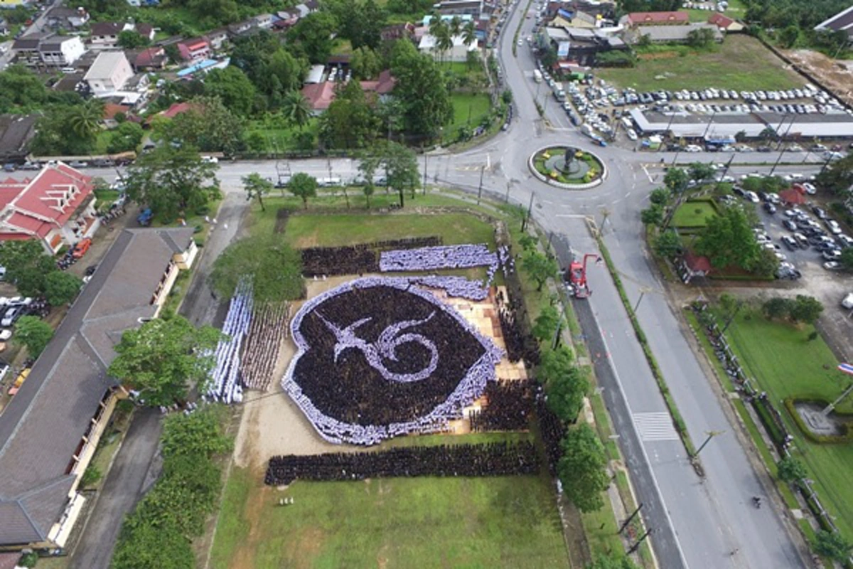 ชาวพังงารวมใจ!! "แปรอักษรเลข ๙ รูปหัวใจ" ถวายความอาลัย ในหลวง ร.๙ สำนึกในพระมหากรุณาธิคุณครั้งเสด็จศาลากลางจังหวัด