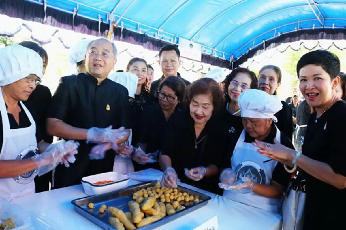 การให้ไม่มีสิ้นสุด!!! "ชาวพังงา" รวมใจทำ "ขนมเต้าส้อ" กว่า 4 หมื่นลูก พร้อมนำสัปะรด-ผักเหมียง แจกประชาชนที่เข้าสักการะพระบรมศพ