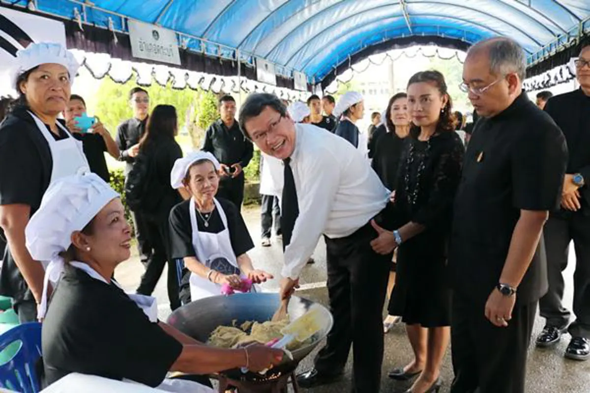 การให้ไม่มีสิ้นสุด!!! "ชาวพังงา" รวมใจทำ "ขนมเต้าส้อ" กว่า 4 หมื่นลูก พร้อมนำสัปะรด-ผักเหมียง แจกประชาชนที่เข้าสักการะพระบรมศพ