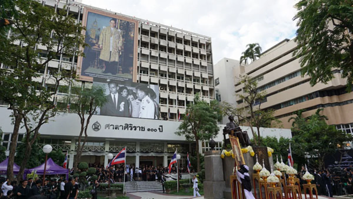 กึกก้องทั่วศิริราช!!! พสกนิกร-ชาวศิริราช ร่วมร้องเพลง "ต้นไม้ของพ่อ" ด้วยหัวใจดังกระหึ่มทั่วศิริราช ถวายอาลัยในหลวง ร.๙ (ชมคลิป)