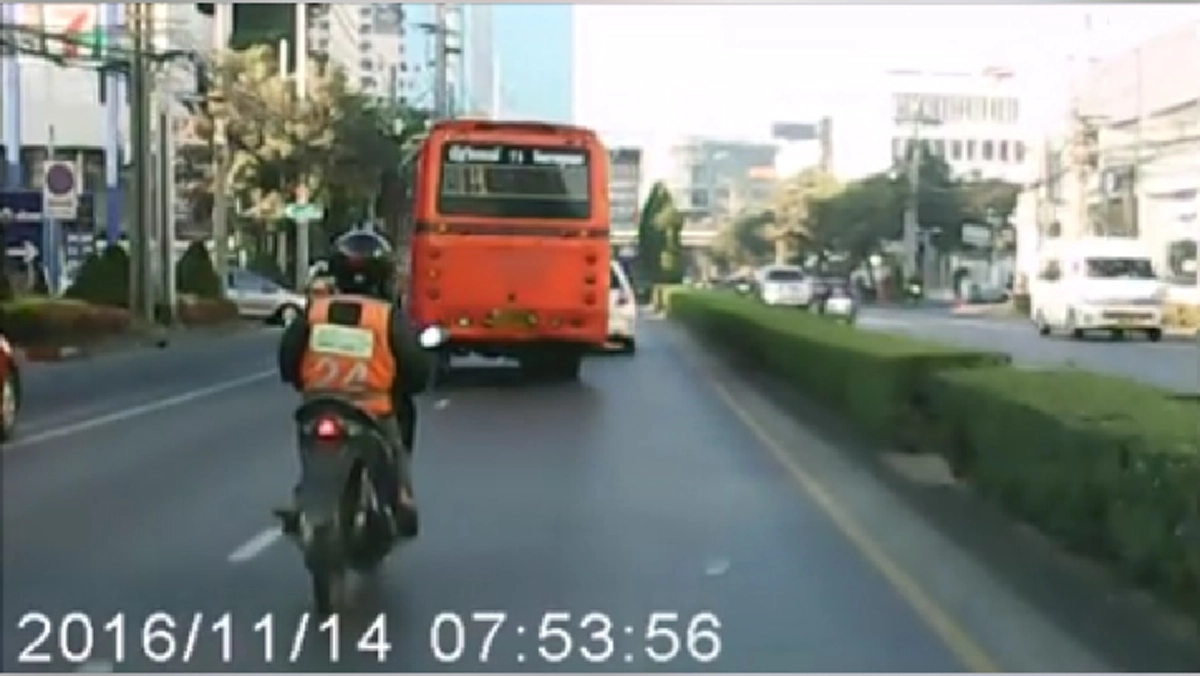 ฟังอีกด้านมืดเมล์สาย 71 ฉาว!!!  โชเฟอร์อ้างซิ่งระห่ำเพราะเหตุถูกเฉี่ยวชนก่อน สุดท้ายไม่รอดโดนหนัก ๆ ฐานเอาชีวิตผู้โดยสารไปเสี่ยงตาย!!?!!