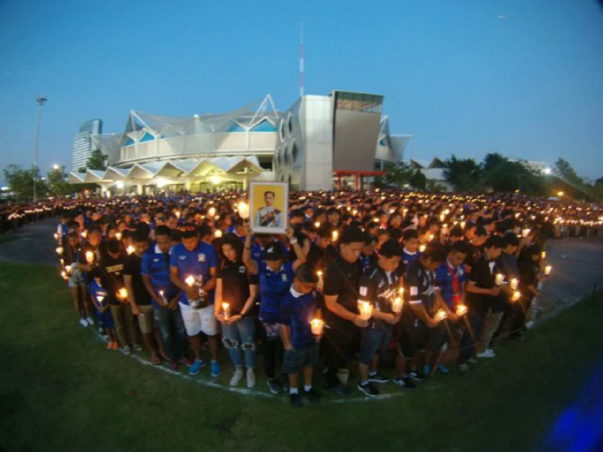 กระหึ่มทั้งสเตเดียมราชมัง !! ชมคลิปวินาทีประทับใจแฟนบอลไทยรวมพลังจุดเทียน-ร้องเพลงสรรเสริญพระบารมีกึกก้อง ก่อนนักเตะไทยลงแข่ง (มีคลิป) 