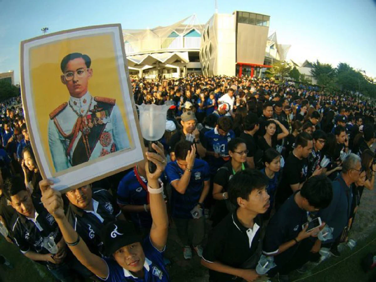 กระหึ่มทั้งสเตเดียมราชมัง !! ชมคลิปวินาทีประทับใจแฟนบอลไทยรวมพลังจุดเทียน-ร้องเพลงสรรเสริญพระบารมีกึกก้อง ก่อนนักเตะไทยลงแข่ง (มีคลิป) 