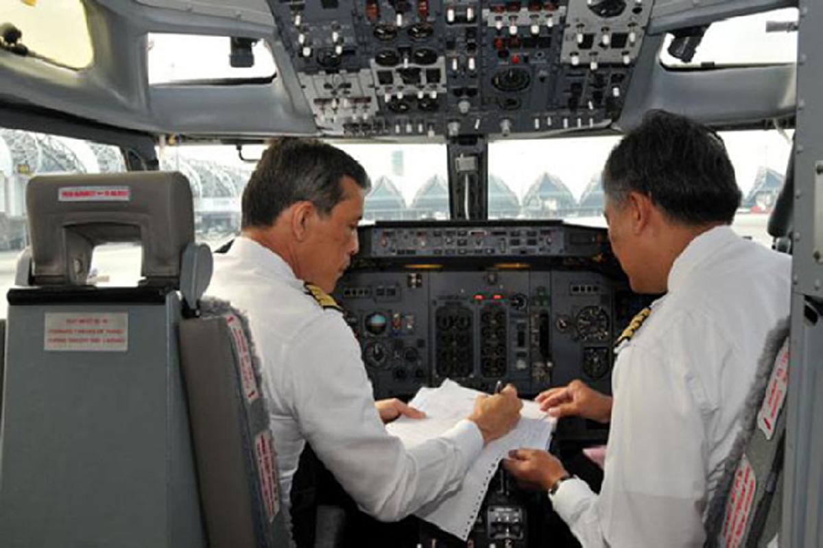 น้ำพระทัยมากล้น... กษัตริย์นักบิน "สมเด็จพระบรมฯ"   อีกหนึ่งหน้าประวัติศาสตร์บินชายแดนใต้ช่วยเหลือพสกนิกร จัดหาเครื่องมือแพทย์พระราชทาน # ขอทรงพระเจริญ