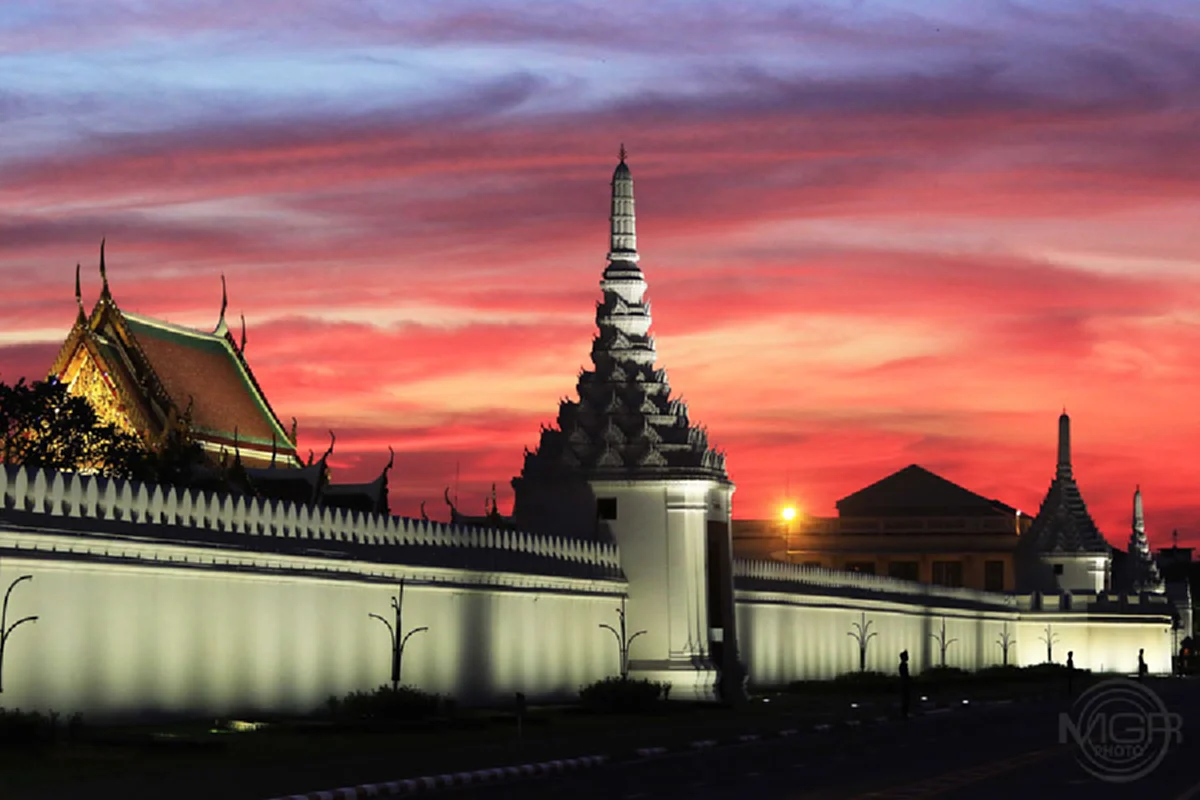 "เมฆสีชมพู จรดพระบรมมหาราชวัง" ๑ ธ.ค.๒๕๕๙ สิ้นรัชกาลที่ ๙ สู่ รัชกาลที่ ๑๐ ในค่ำคืนบำเพ็ญกุศลปัญญาสมวาร