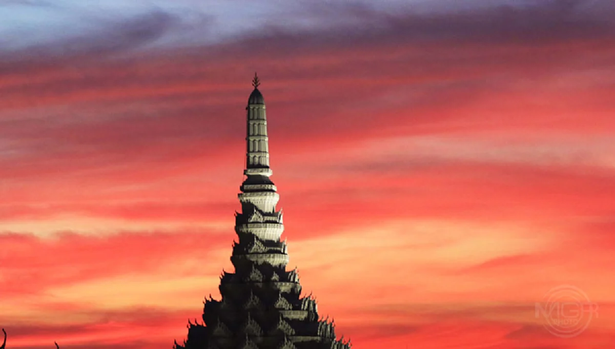 "เมฆสีชมพู จรดพระบรมมหาราชวัง" ๑ ธ.ค.๒๕๕๙ สิ้นรัชกาลที่ ๙ สู่ รัชกาลที่ ๑๐ ในค่ำคืนบำเพ็ญกุศลปัญญาสมวาร