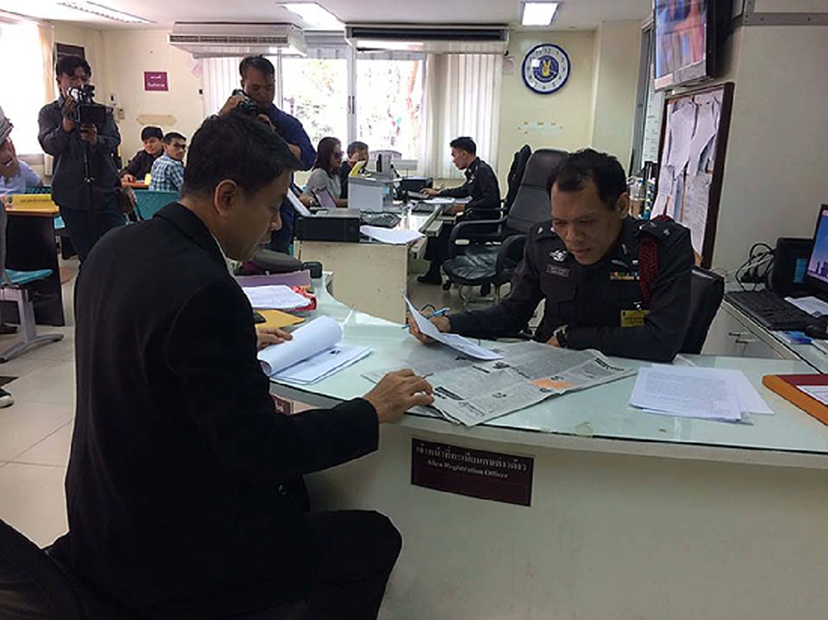 ฟ้องกลับ!!! ทนายทักษิณขึ้นโรงพัก หลังได้รับมอบหมายให้แจ้งความดำเนินคดีนสพ.ไทยโพสต์ ฐานหมิ่นประมาทกล่าวหาอยู่เบื้องหลังแก๊งล้มเจ้า!!!