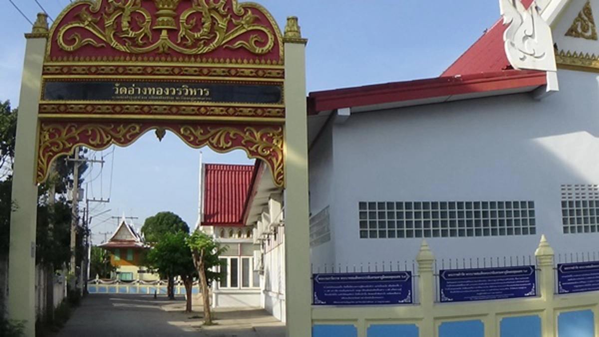 เข้าถึง เข้าใจ นำพัฒนา! เจ้าอาวาสวัดอ่างทองปิ๊งไอเดียถ่ายทอดพระบรมราโชวาทสู่ญาติโยม เนรมิตกำแพงรอบวัดเป็นป้ายคำสอนพ่อหลวง