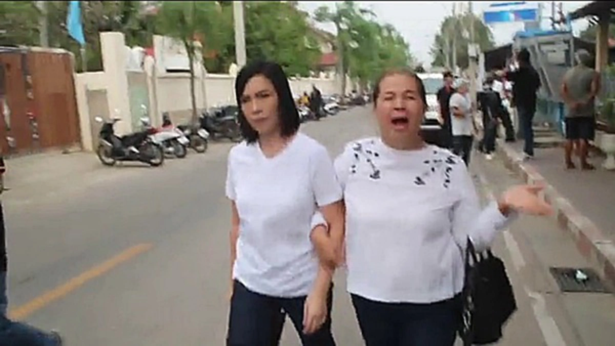 พ้นคุก!!! เมียคนที่ 3 "หมอสุพัฒน์" ได้รับพระราชทานอภัยโทษ คนสนิทรีบมารับตัวขึ้นรถ โดยหนีนักข่าว คาดออกนอกประเทศไปอังกฤษทันที