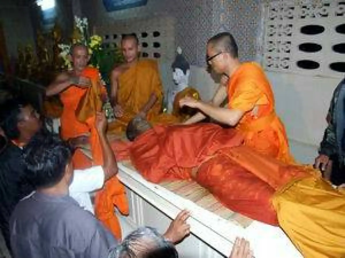 กราบอย่างแรงส์!! "หลวงพ่อด่วน" เกจิเมืองระนองแสดงปาฏิหาริย์ในพิธีฌาปนกิจเผาไฟไม่ไหม้ศิษย์เชื่อก่อนละสังขารสั่งไว้อย่าเผากู!! (ภาพ)
