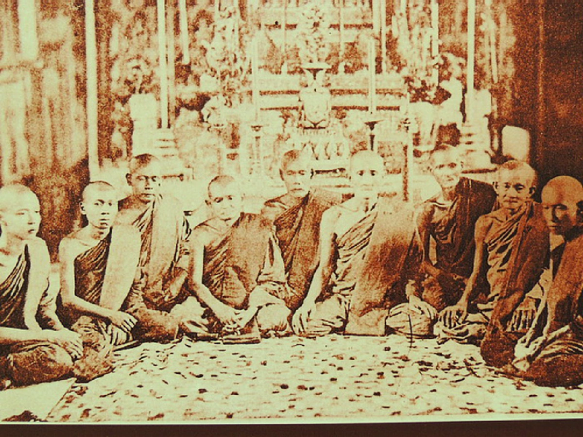 รวมภาพประวัติศาสตร์  "พระบรมฉายาลักษณ์ รัชกาลที่ ๕"  ครั้งทรงเสด็จออกผนวชเป็นพระภิกษุเมื่อปี ๒๔๑๖