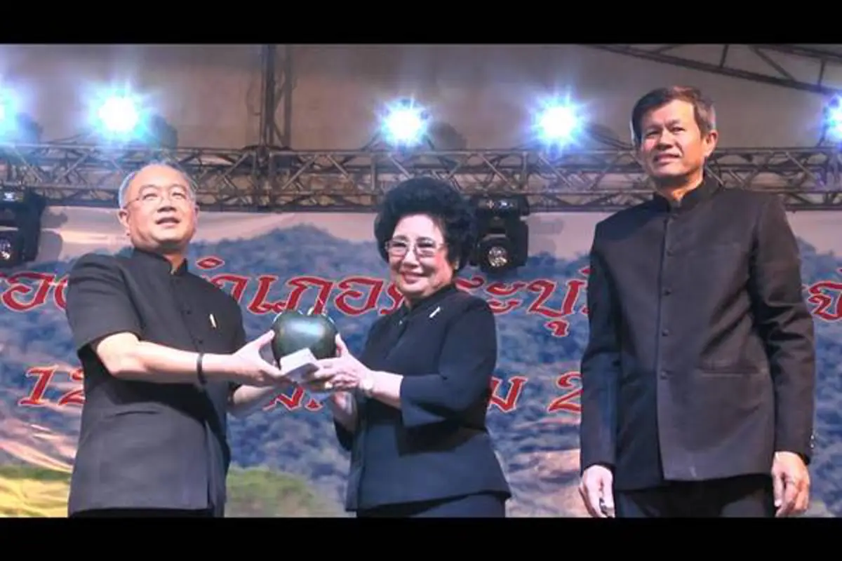 ฮือฮา !!! แตงโมรูป "หัวใจ" เปิดประมูลราคาเริ่มต้นที่ 1 แสนบาท รายได้นำไปช่วยเหลือประชาชนที่ประสบอุทกภัยภาคใต้