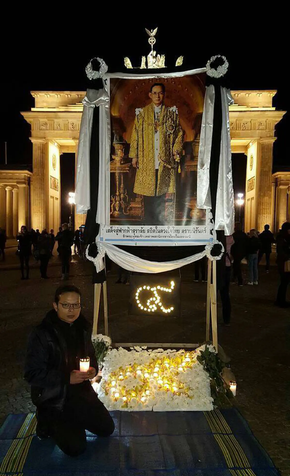 คนไทยในเยอรมนี รวมตัวกลางกรุงเบอร์ลิน ร่วมกันจุดเทียน และร้องเพลงสรรเสริญพระบารมี ถวายแด่ ในหลวงรัชกาลที่ ๙ (ภาพ) 