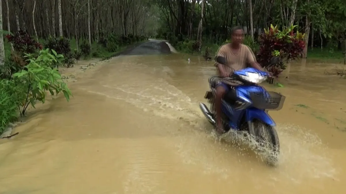 ตรัง ฝนตกหนัก!! น้ำท่วม 3 ตำบล อ.รัษฎา เดือดร้อนแล้วกว่า 100 หลังคาเรือน (มีภาพ)