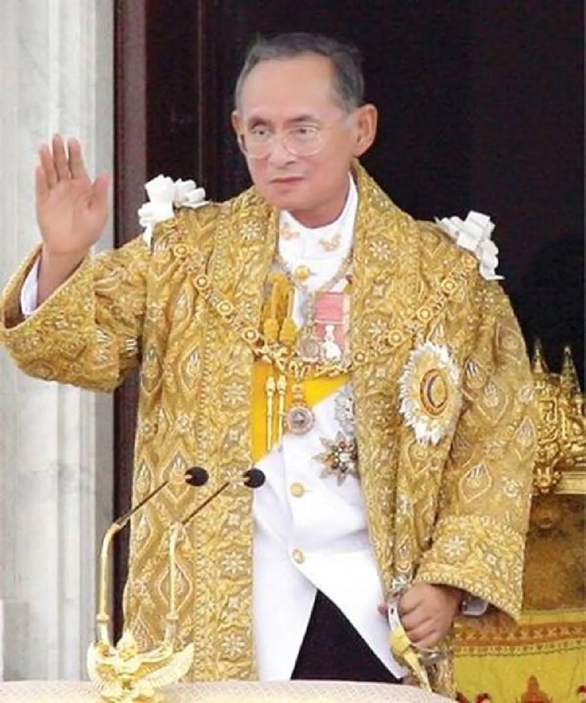 ด้วยภักดี.. "ดาว ขำมิน" ร้องเพลงถวายอาลัยถึง "ในหลวง ร.๙" ซึ้งเกินบรรยาย!!(มีคลิป)