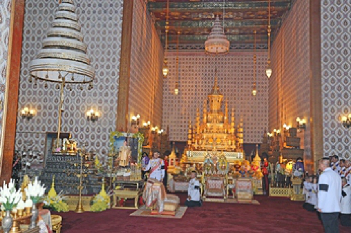 "สมเด็จพระเทพฯ" ทรงคม "สมเด็จพระเจ้าอยู่หัวมหาวชิราลงกรณ บดินทรเทพยวรางกูร" ขณะเสด็จฯพระราชพิธี ปัญญาสมวาร