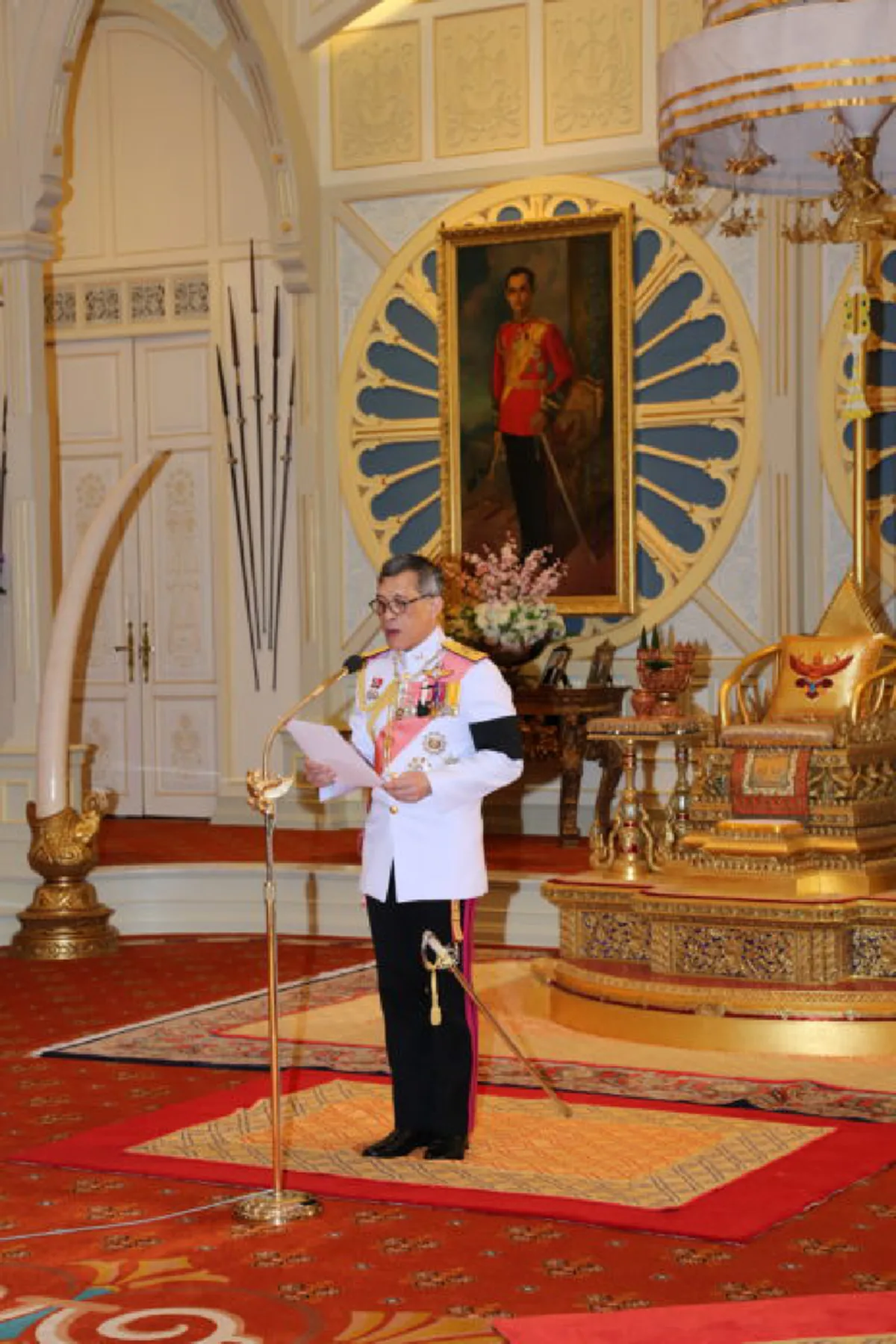 "สมเด็จพระบรมฯ" ทรงตอบรับการขึ้นทรงราชย์เป็น "สมเด็จพระเจ้าอยู่หัวมหาวชิราลงกรณ บดินทรเทพยวรางกูร" รัชกาลที่ ๑๐ 